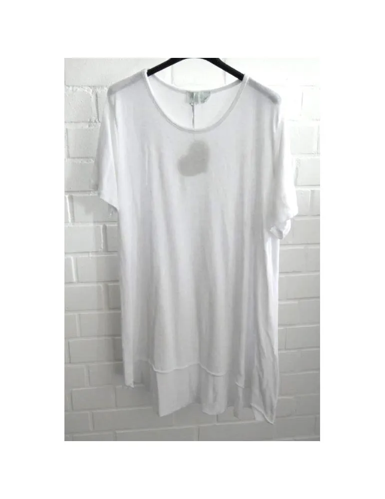 Weißes Damen-Shirt von ESViViD aus leichtem Strickstoff hängend vor weißer Wand
