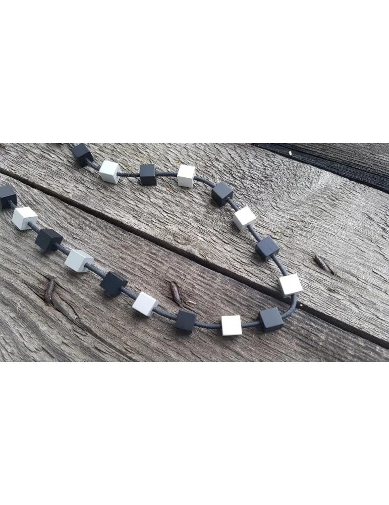 Hochwertige Damen Modeschmuck Kette Halskette schwarz silber matt Würfel KX 5238