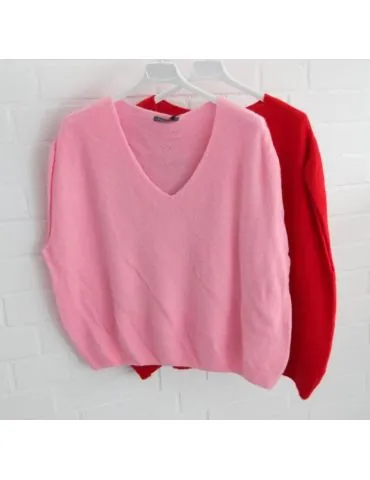 Roter und Rose Pullunder vor weißer Wand