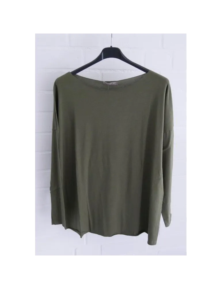 Olivgrünes Longsleeve mit U-Boot-Ausschnitt, hängend vor weißer Wand