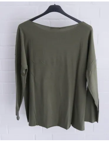Rückansicht Longsleeve oliv mit U-Boot Ausschnitt vor weißer Wand