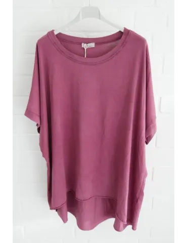 Weinrotes Kurzarm Shirt mit Ärmelband vor weißer Wand