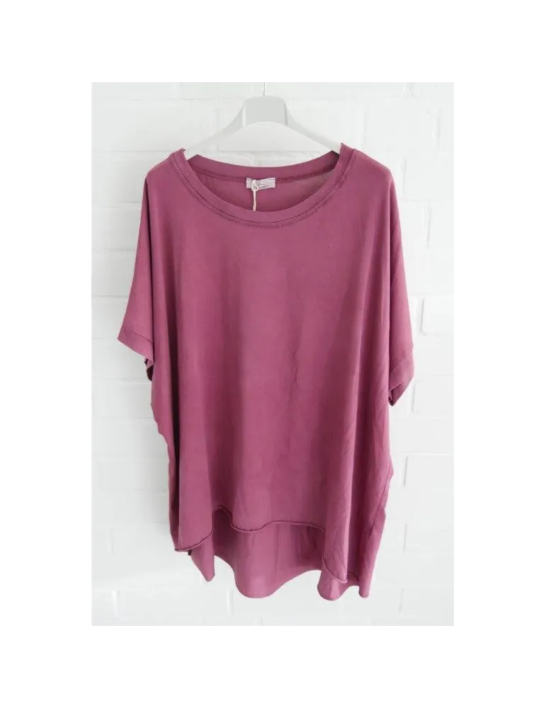 Weinrotes Kurzarm Shirt mit Ärmelband vor weißer Wand
