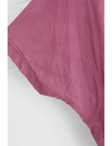 Nahaufnahme des Ärmel des weinroten kurzarm Shirt vor weißer Wand