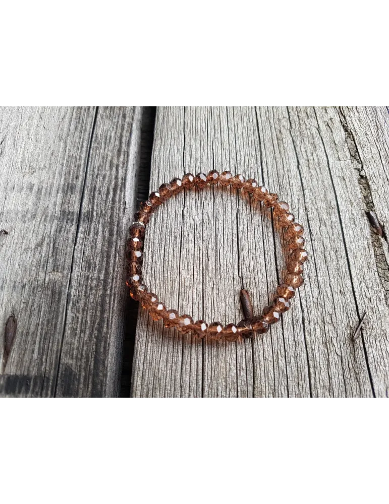 Kristall Perlenarmband braun klar auf Holzplatte