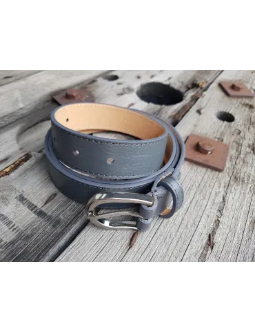 Gürtel von oben in grau auf einem Holzboden