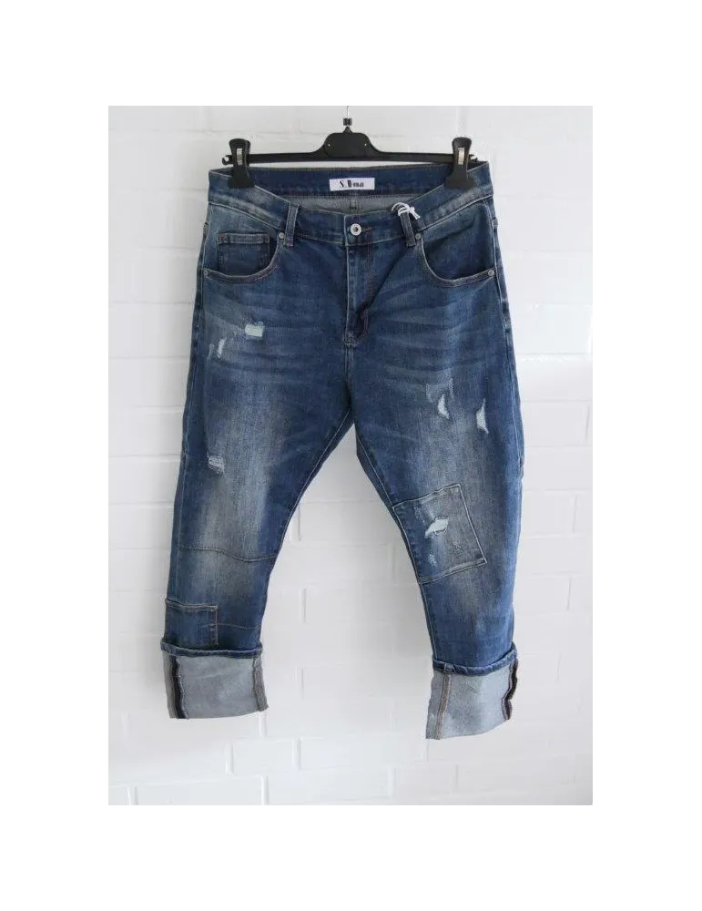 Blaue Damen Destroyed-Jeans im Boyfriend-Stil mit Rissen und umgeschlagenen Säumen auf Bügel Blaue Damen Destroyed-Jeans im Boyfriend-Stil mit Rissen und umgeschlagenen Säumen auf Bügel
