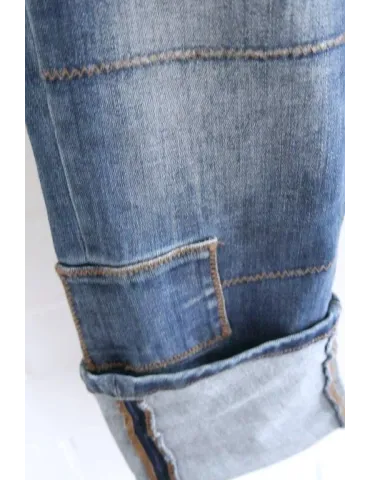 Nahaufnahme des Umschlags der Used Look Jeans
