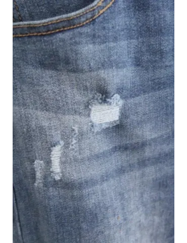 Nahaufnahme der Risse der Used Look Jeans