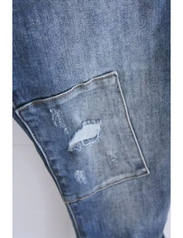 Nahaufnahme der Flicken der Used-Look Jeans