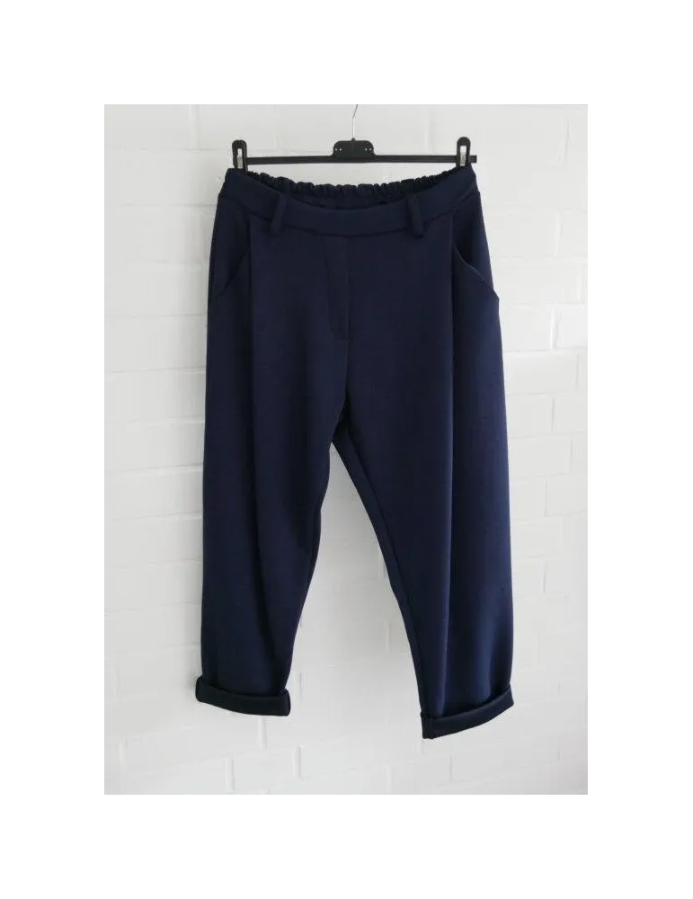 Damen Stoffhose mit Gürtelschlafen auf Kleiderbügeln in Navy mit umgeschlagenen Säumen
