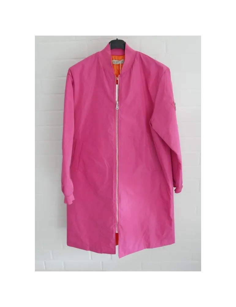 Lange Damen Bomberjacke auf schwarzen Bügeln in pink