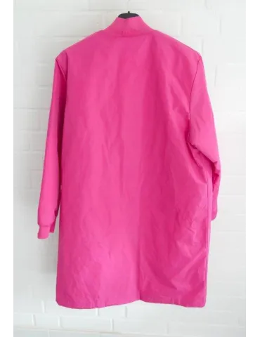 Rückansicht lange Damen Bomberjacken auf schwarzen Bügeln in pink