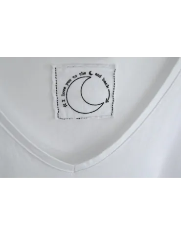 Nahaufnahme Patch Halsausschnitt von Damen V-Ausschnitt Shirt weiß