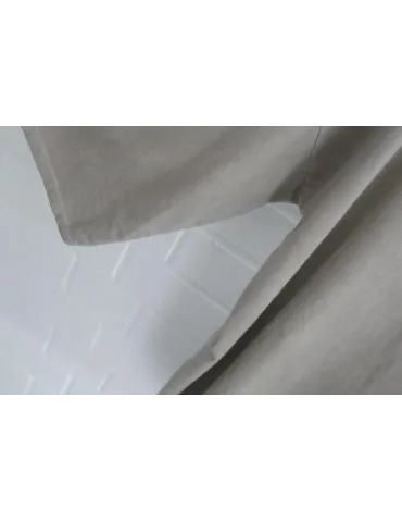 Nahaufnahme Ärmel von Damen V-Ausschnitt Shirt in beige