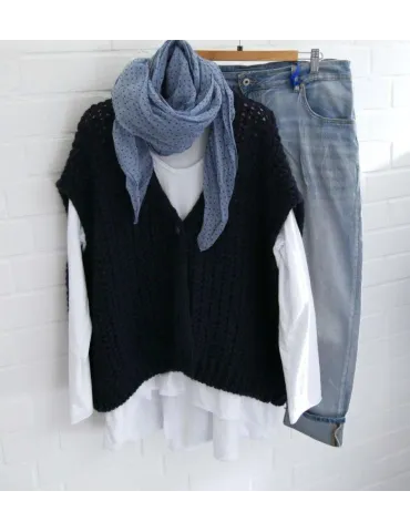 Kombination aus hellblauer Jeans, weißem Longsleeve, dunkelblauer Grobstrick Weste und jeansblauem Schal
