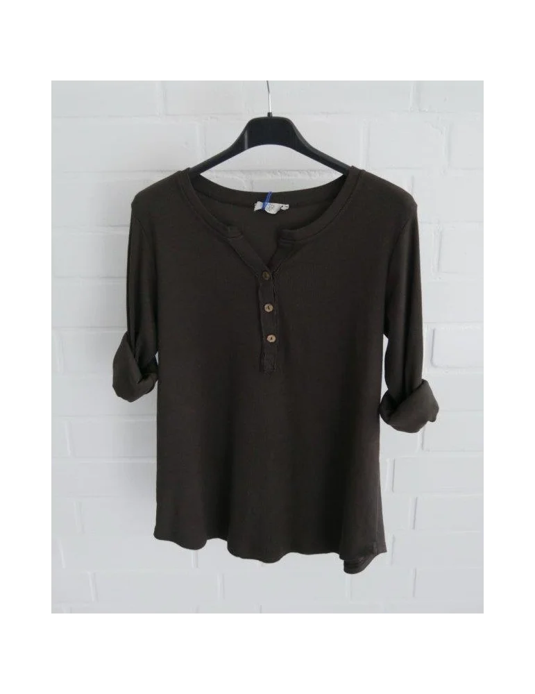 Damen Rippen Shirt braun mit Knöpfen vor weißer Wand