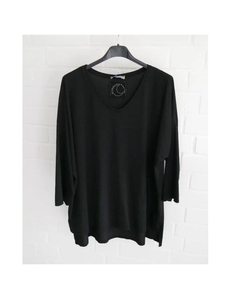 Damen Shirt mit V-Ausschnit schwarz vor weißer Wand