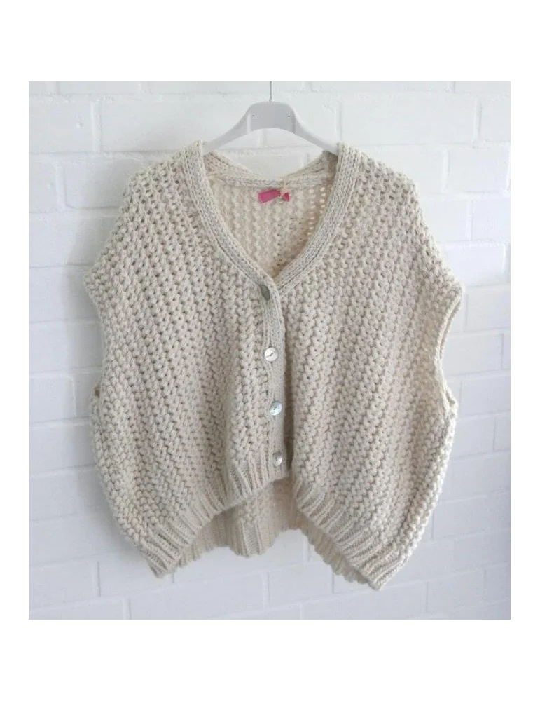 Ärmellose Grobstrick Weste Damen offwhite mit Knöpfen vor weißer Wand