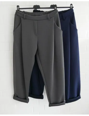 Zwei Damen Stoffhosen mit Gürtel auf Kleiderbügeln in Khaki und Navy mit umgeschlagenen Säumen