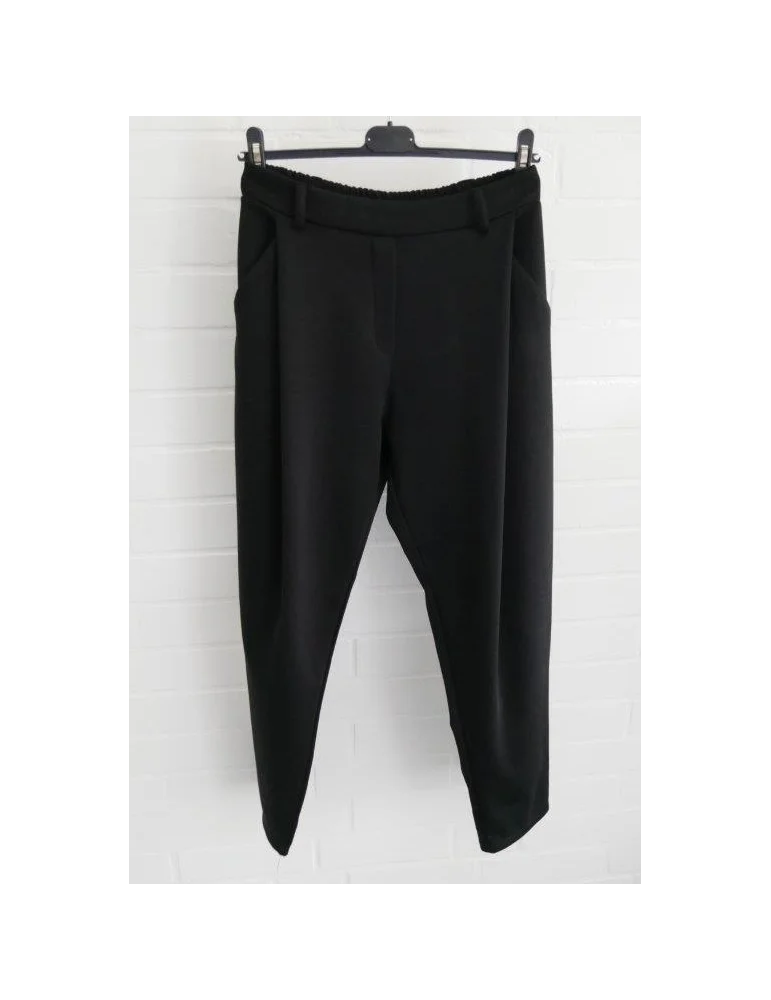 Damen Baggy Hose schwarz in Scuba Stoff vor weißer Wand