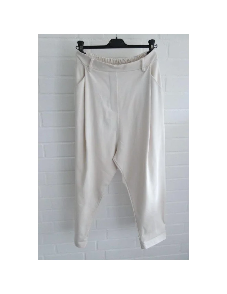Damen Baggy Hose offwhite von Xuna vor weißer Wand