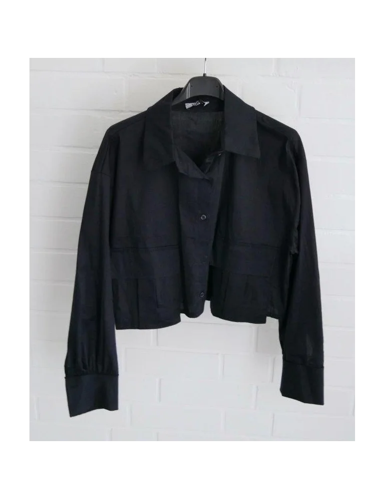 Cropped Damen Bluse mit tiefen Taschen in dunkelblau vor weißer Wand