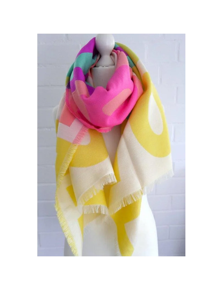 Bunter Damen Schal mit Aufschrift Love über dem kompletten Schal auf Puppe Bunter Damen Schal mit Aufschrift Love über dem kompletten Schal auf Puppe