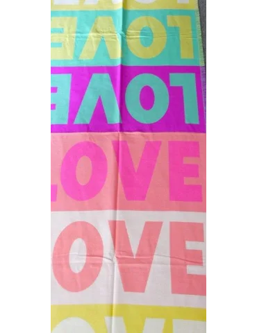 Bunter Schal für Damen mit Aufschrift Love über dem kompletten Schal auf dem Boden liegend Bunter Schal für Damen mit Aufschrift Love über dem kompletten Schal auf dem Boden liegend