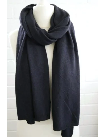 Dunkelblauer unisex Schal mit Kaschmir vor weißer Wand auf Puppe