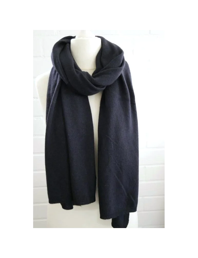 Dunkelblauer unisex Schal mit Kaschmir vor weißer Wand auf Puppe