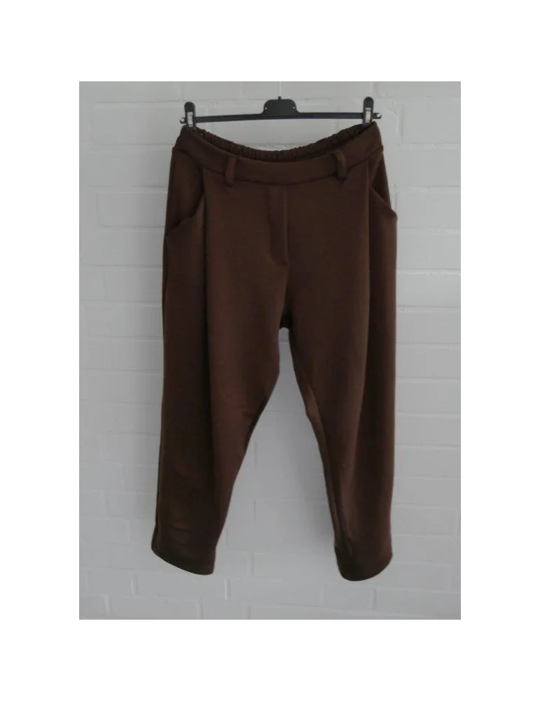 Braune Scuba Damen Hose vor weißer Wand