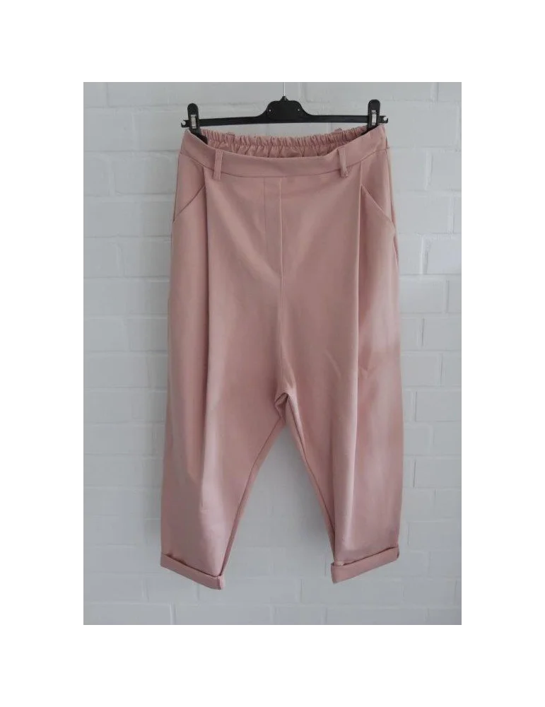 Rose Haremshose Damen vor weißer Wand