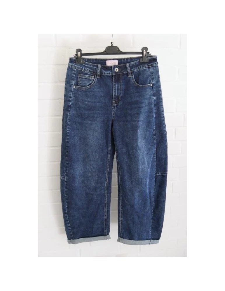 Damen Balloon Jeans von ESViViD in blau vor weißer Wand Damen Balloon Jeans von ESViViD in blau vor weißer Wand