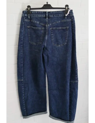 Rückansicht Damen Balloon Jeans von ESViViD in blau vor weißer Wand