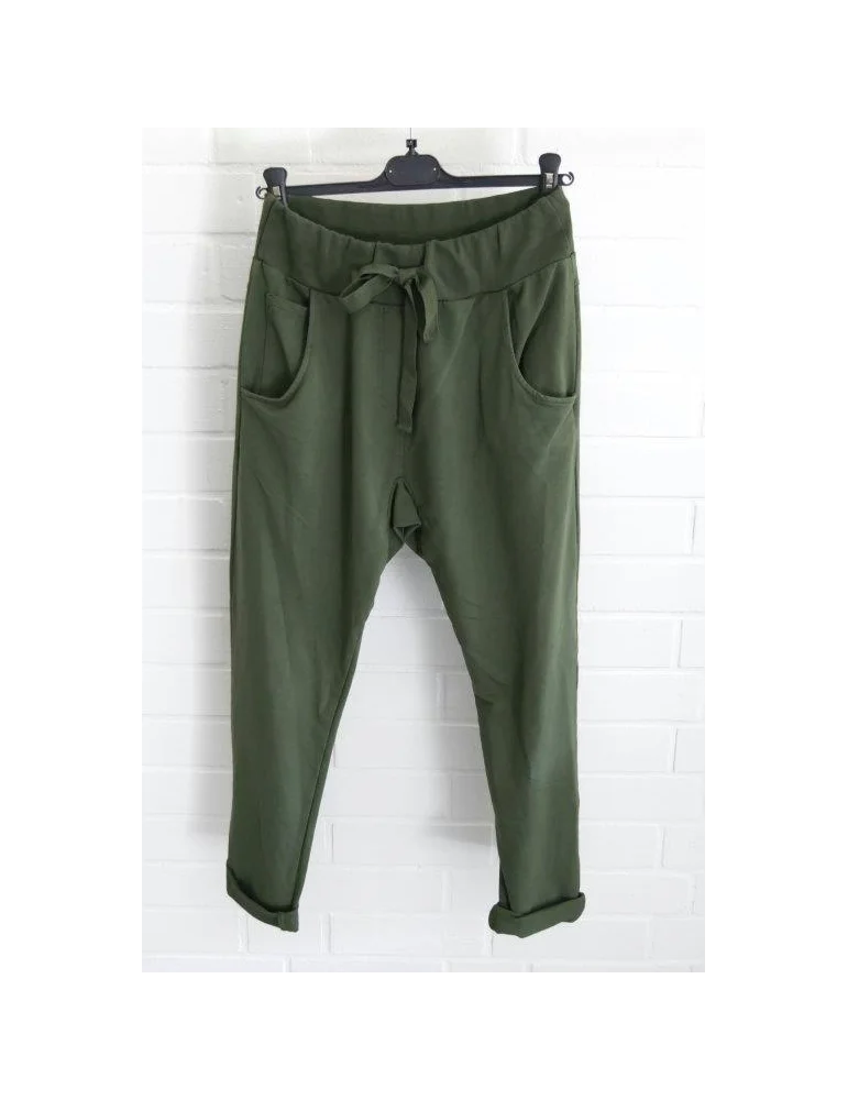 Wendy Trendy Jogger dunkelkhaki mit tieferem Schritt vor weißer Wand