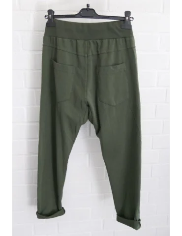 Rückansicht Wendy Trendy Jogger dunkelkhaki mit tieferem Schritt vor weißer Wand