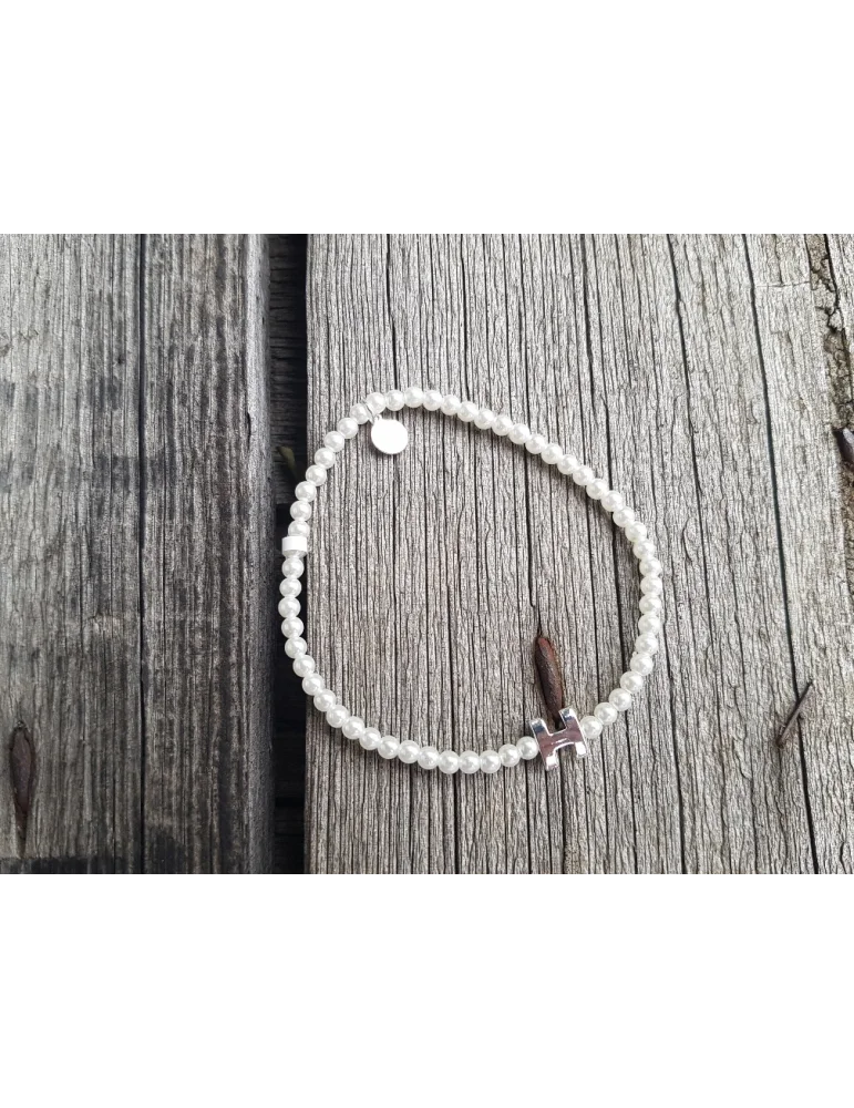Cremefarbenes Damen Armband mit kleinen Perlen und einer Perle als"H"