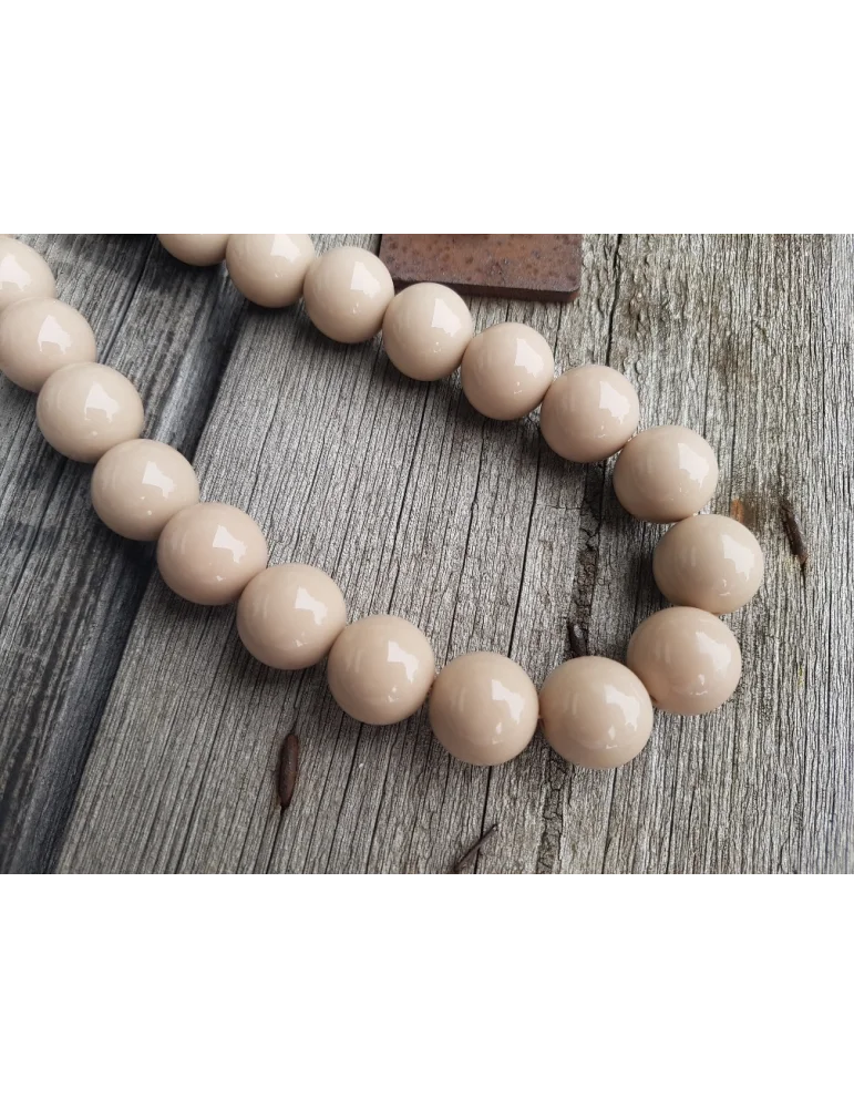 Damen Modeschmuck Kette mit dicken beigen Perlen und goldfarbenem Verschluss