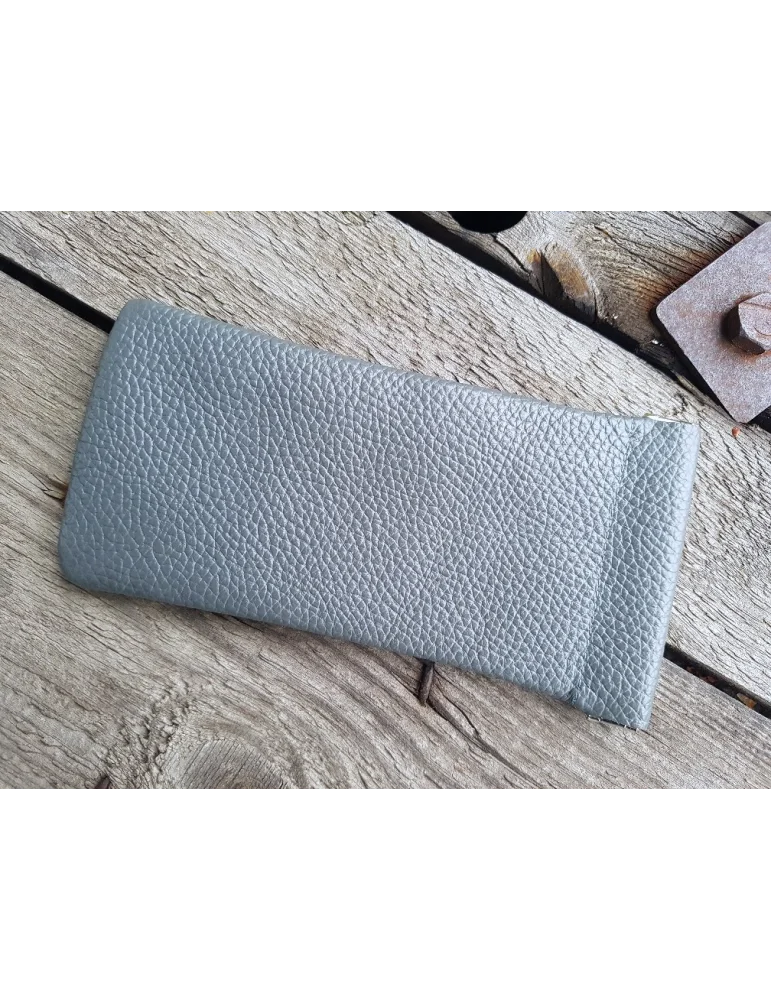Graues Brillenetui aus echtem Leder mit Klappverschluss Graues Brillenetui aus echtem Leder mit Klappverschluss