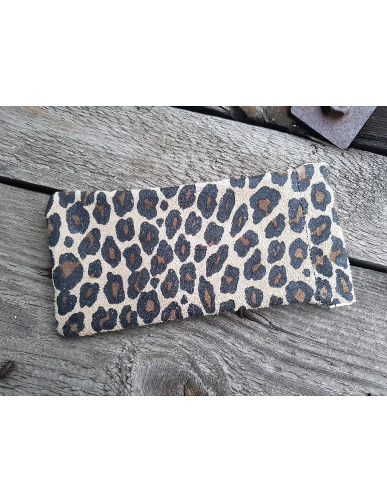Beige, schwarz, camelfarbenes Brillenetui aus Nubukleder mit Leo Muster Beige, schwarz, camelfarbenes Brillenetui aus Nubukleder mit Leo Muster
