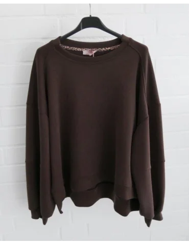 Scuba Sweatshirt braun für Damen vor weißer Wand