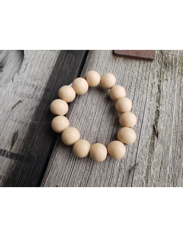 Armband mit Holzperlen in ntaurfarben auf einem Holzuntergrund