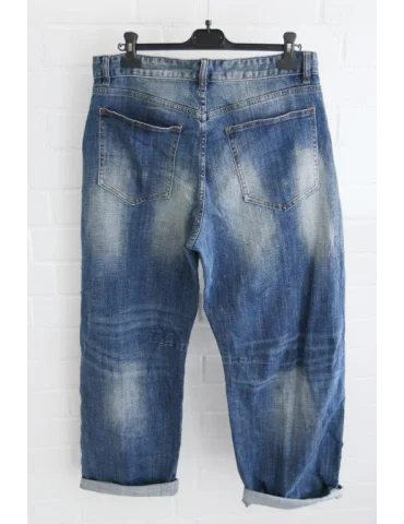 Rückansicht Damen Jeans im Used-Look mit geradem Schnitt und umgeschlagenem Saum