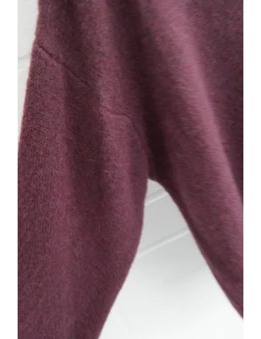 Nahaufnahme Ärmel Weicher Aubergine Cardigan mit Knopfleiste und V-Ausschnitt