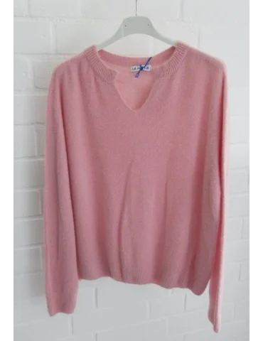 Weicher rosa Pullover mit V-Schlitz am Rundhalsausschnitt