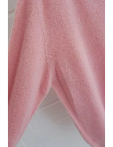 Nahaufnahme Ärmel Weicher rosa Pullover mit V-Schlitz am Rundhalsausschnitt