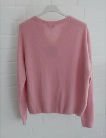 Rückansicht Weicher rosa Pullover mit V-Schlitz am Rundhalsausschnitt