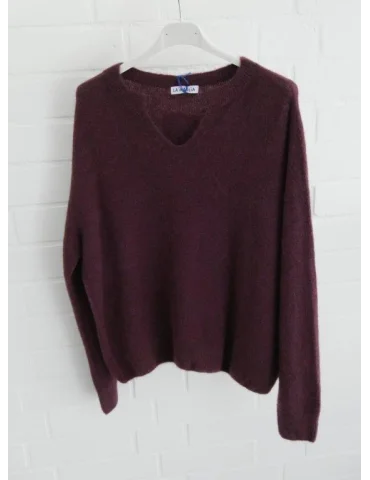 Weicher aubergine Pullover mit V-Schlitz am Rundhalsausschnitt