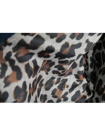 Nachaufnahme Innenfutter Leo Print der olivgrünen Jacke mit silbernem Reißverschluss